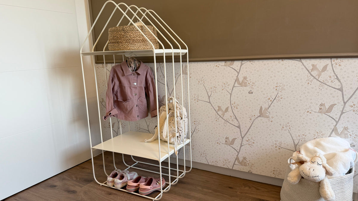Kindergarderobe nach Montessori: die richtige Höhe und ein fester Platz für jede Jacke