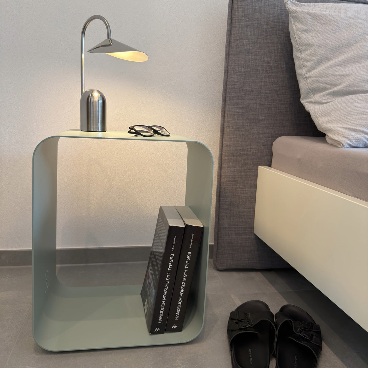 Multi-Shelf ELVA in jade als Nachttisch neben dem Bett