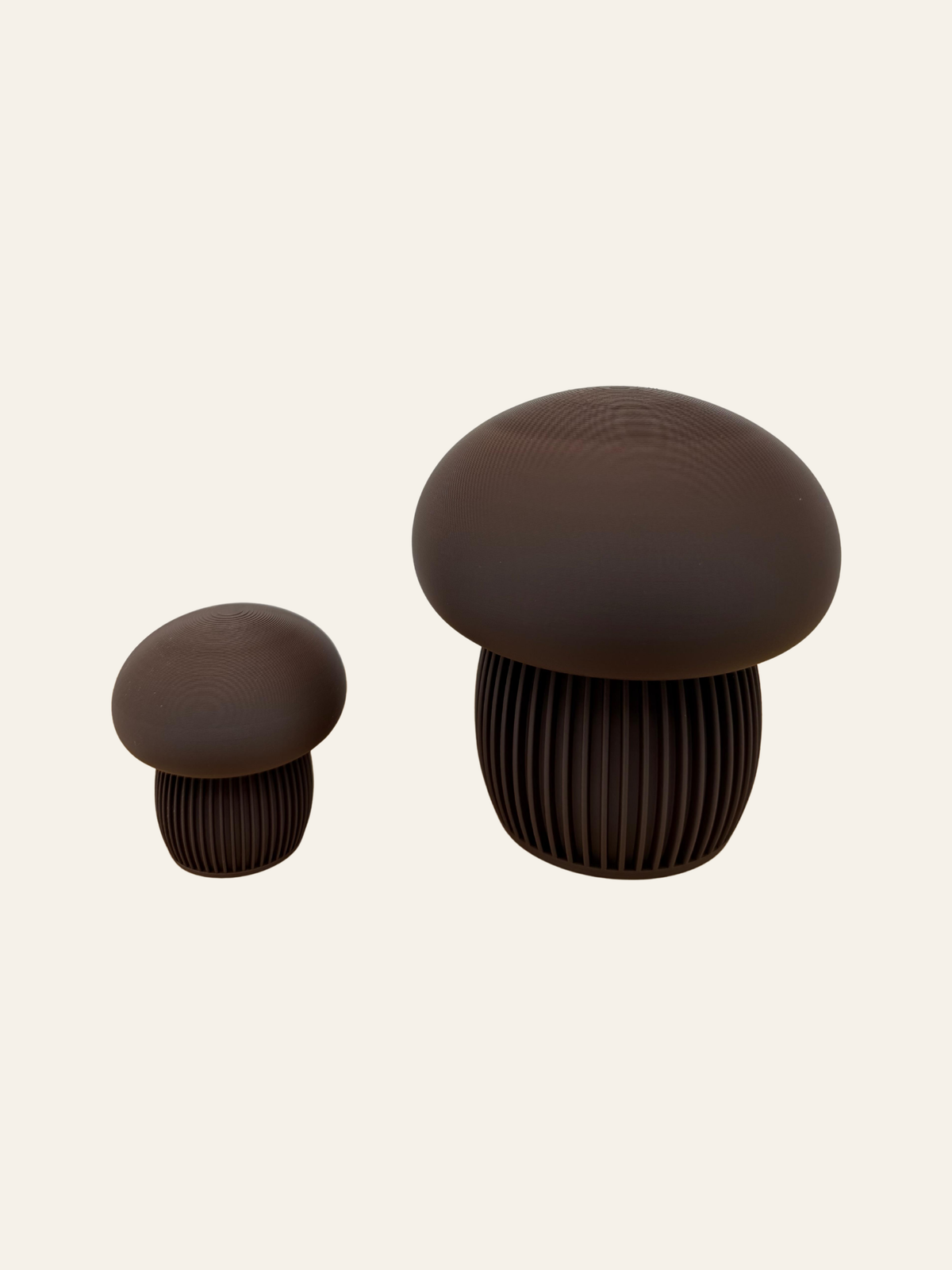 Deko-Pilze BOSSE groß und klein in Dark Chocolate, vor hellem Hintergrund