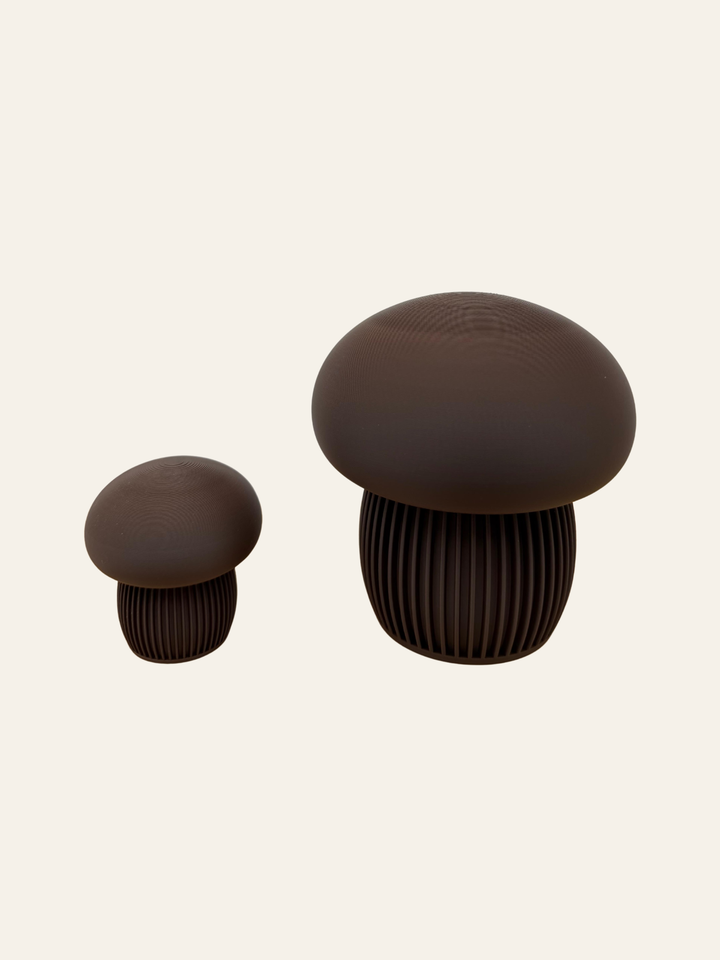 Deko-Pilze BOSSE groß und klein in Dark Chocolate, vor hellem Hintergrund