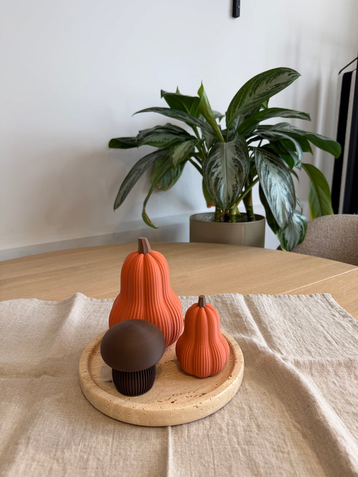 Deko-Kürbisse HEDDA in Terrakotta und ein Deko-Pilz BOSSE in Dark Chocolate auf einem Holztablett