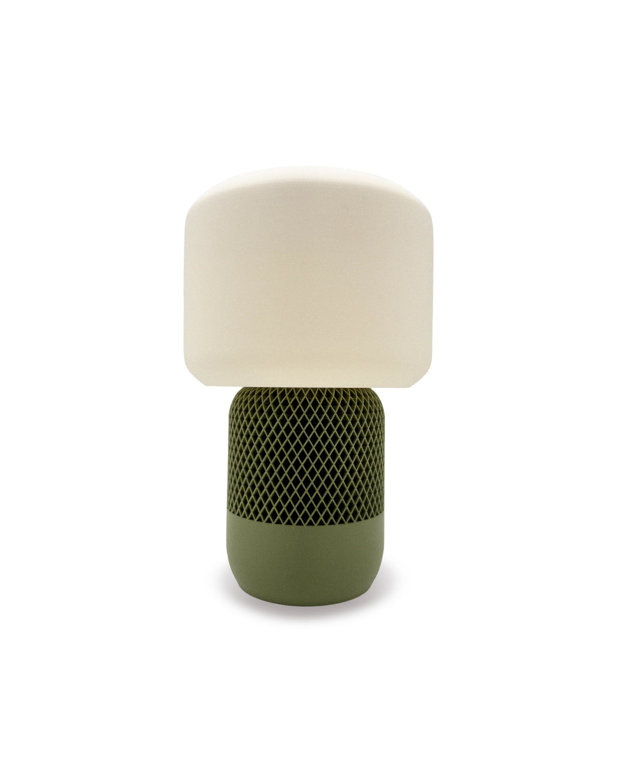 3D-gedruckte Tischleuchte IVAR mit Fuß in olive green mit Gitterstruktur und Schirm in cloudy dancer, freigestellt vor weißem Hintergrund