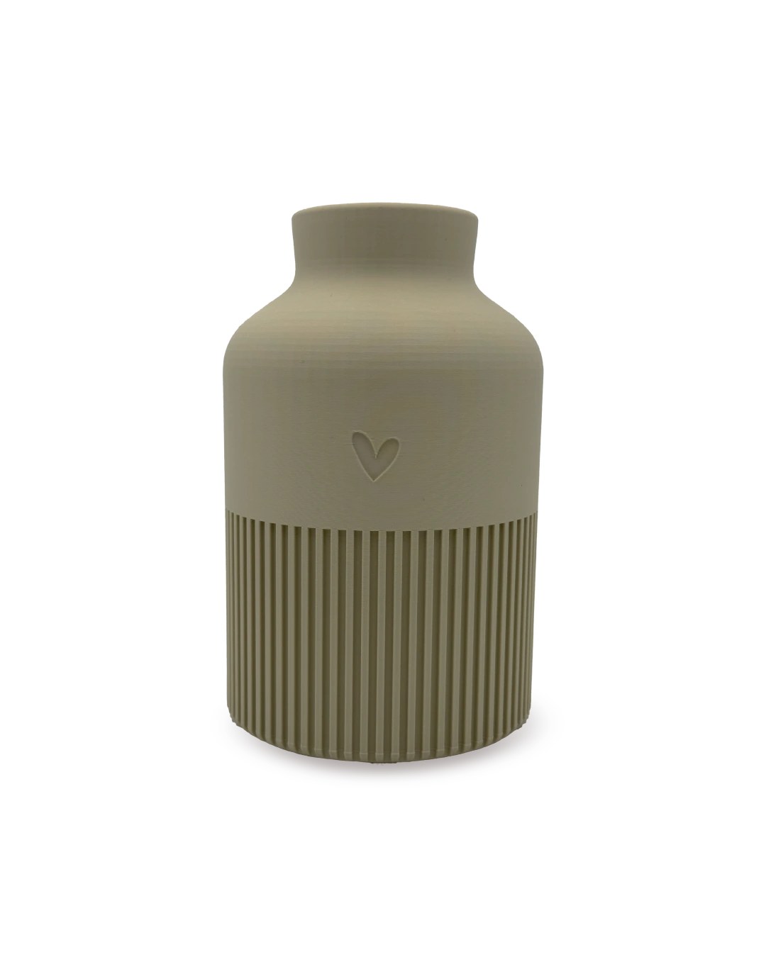 3D-gedruckte Vase LINA in light khaki mit Herz und Rillen im unteren Teil, freigestellt vor weißem Hintergrund